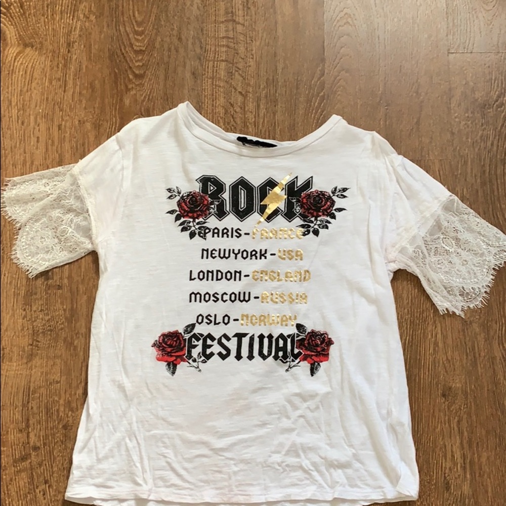 Graphics T-shirt with lace sleeves